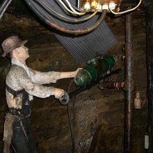 坑道で働く人達の様子2