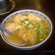 行列のできる雲呑麺のお店