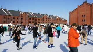 横浜の屋外でアイススケート