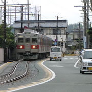 フルサイズの電車が道路を走る