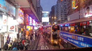 ネオン輝く大通り