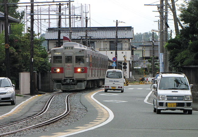 フルサイズの電車が道路を走る