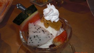 テラス席でのんびりライトアップした街並みも満喫できます