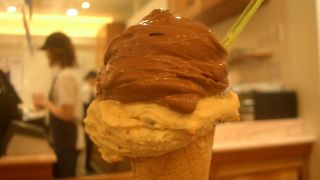 ジェラートの「グロム」がはいっています。