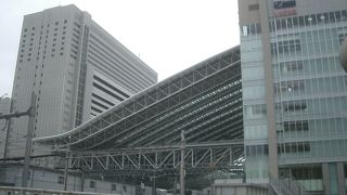 広大な頭上の空間が特徴的な大阪駅になりました。