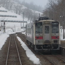 対向列車を見送ります