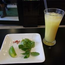 トッピングの野菜とジャックフルーツジュース
