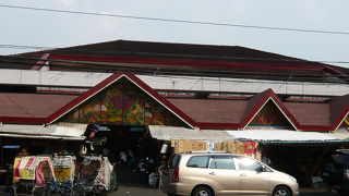 中は閑散。フルーツも少なく。。