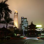 台北の中心に位置し、夜は人通りも少なく静かな公園　二二八和平公園