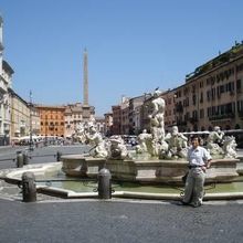 広場には、立派な泉が