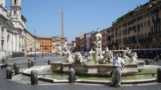 細長い広場に泉が