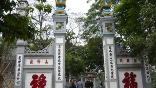 楼旭橋を渡って湖上の島へ