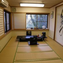 部屋には大きな書がかかっていました。