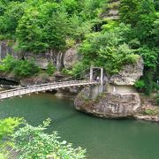 川に迫った険しい崖