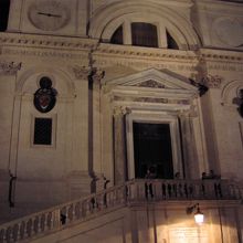 広場からトリニタ・デイ・モンティ・教会を見上げる