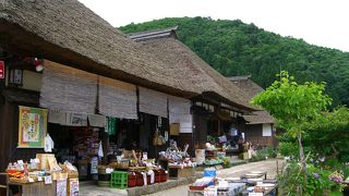 藁葺きの昔ながらの古い街並み