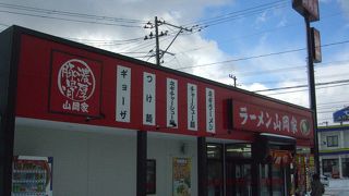 スープに油が浮いた「家」系ラーメン