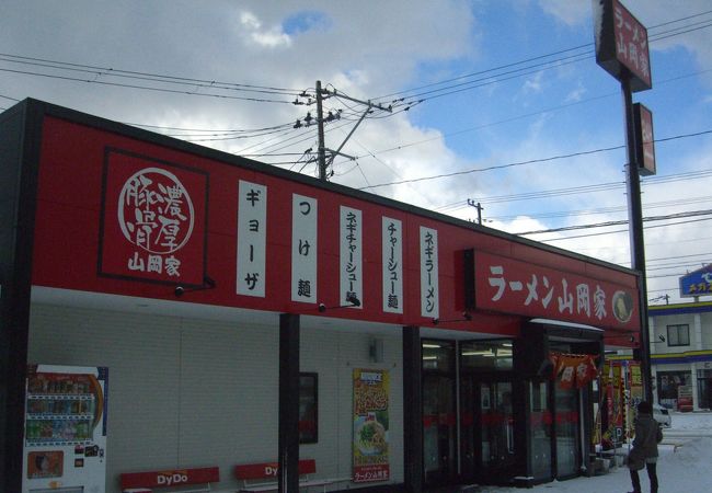 スープに油が浮いた「家」系ラーメン