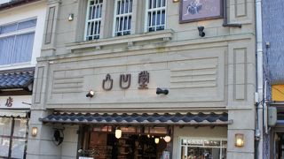 色とりどりのアクセサリーや小物が揃う店