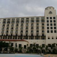 プールサイドから見たホテル外観