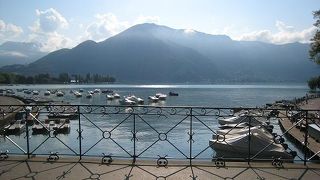 アムール橋からアヌシー湖を眺める