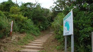 小浜島の「へそ」にある山