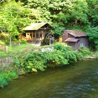 風情ある川と建物