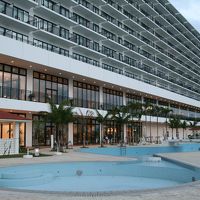 プールサイドから見たホテル10階まであります。