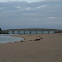 ビーチ越しに見た橋