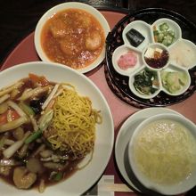 喜和御膳（あんかけ焼そば＆エビチリ＆冷菜盛合せ） 1560円