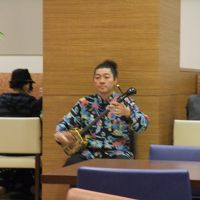 ホテルレストランで沖縄民謡の三線ライブを歌っていた芸人