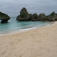 ホテルのビーチと奇岩。夏にはウミガメが産卵に来るそうです。