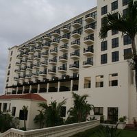 プールサイドから見た部屋のベランダ