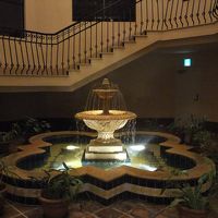 ホテル階段下の噴水のイルミネーション