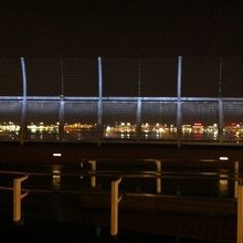 国際線ターミナルの展望デッキは非常に見やすく、夜景もきれい