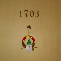 クリスマスの飾りが各部屋のドアに！