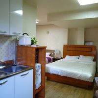 ダイニングテーブルから部屋を見て