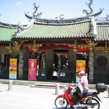 道を隔て見る寺院正面