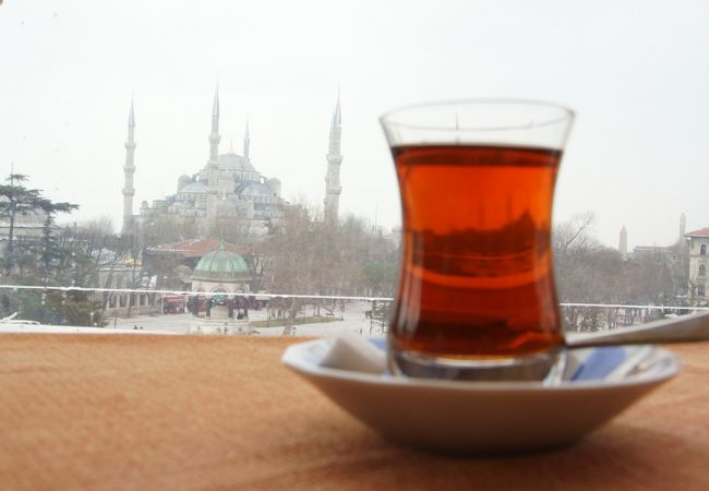 ブルーモスクを見下ろす眺望抜群のカフェ
