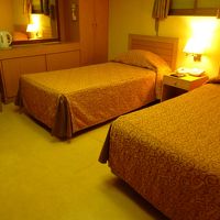 古めのビジネスホテル風