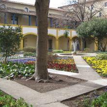 復元された中庭