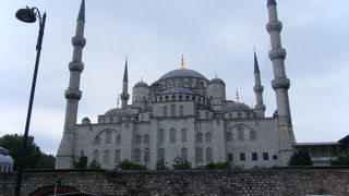 敬虔な祈りの場として生きているモスク