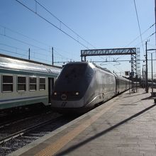 ヴェローナ駅に入る列車