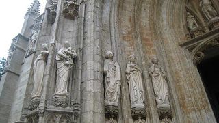 プチ・サブロン広場の前にある