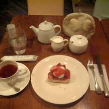 ケーキと紅茶のセットです。豪華ですね。