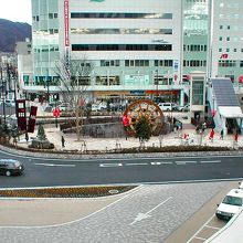 上田駅前には水車が回る
