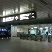 新横浜駅構内には、ビッグカメラが有って、家電製品が買えて便利です。