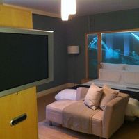 テレビは回転して向きが変わります。