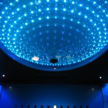 エレベータの中、いろんな色に変化してキレイ