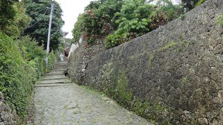沖縄らしい雰囲気がただよう石畳の道。